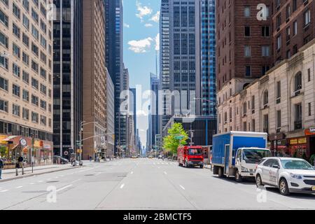 Manhattan, New York - 7 maggio 2020: Strade non comunemente vuote della Sixth Avenue New York City durante lo scoppio Pandemico del COVID-19. Foto Stock