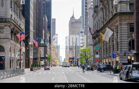 Manhattan, New York - 7 maggio 2020: Rare strade vuote della Fifth Avenue New York City durante lo scoppio Pandemico del COVID-19. Foto Stock