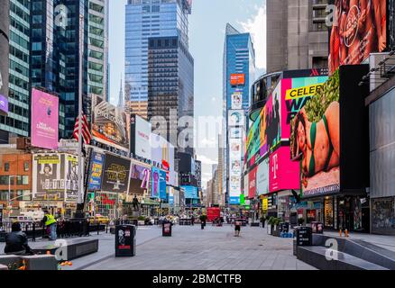 Manhattan, New York - 7 maggio 2020: Strade di Times Square New York City, non comunemente vuote, durante lo scoppio pandemico del COVID-19. Foto Stock