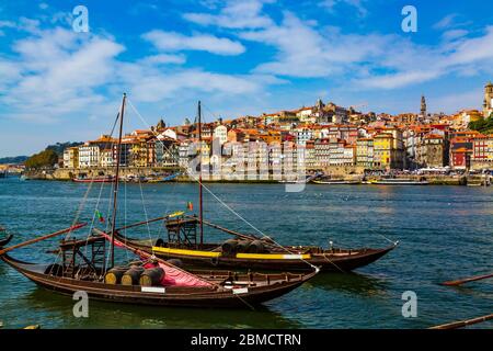 Porto, Portogallo, città vecchia di Riberia e fiume Douro con le tradizionali barche Rabelo Foto Stock