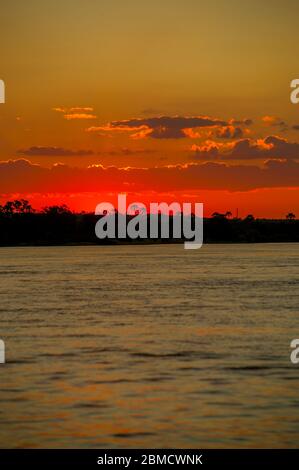 Tramonto sul fiume Zambesi vicino a Livingston in Zambia. Foto Stock