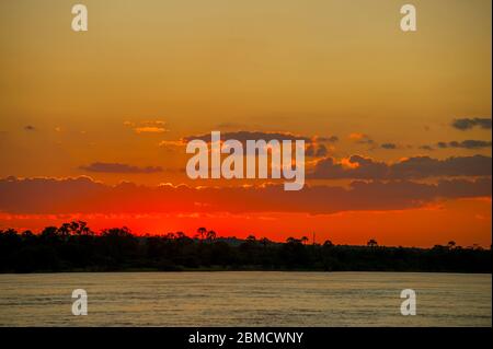 Tramonto sul fiume Zambesi vicino a Livingston in Zambia. Foto Stock