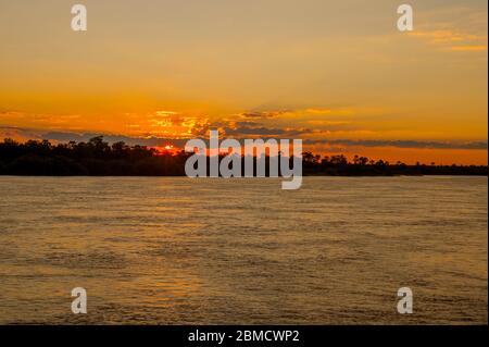 Tramonto sul fiume Zambesi vicino a Livingston in Zambia. Foto Stock