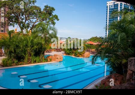 La piscina del Serena Hotel nel centro di Kampala, la capitale dell'Uganda. Foto Stock