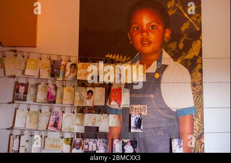 Foto dei bambini scomparsi al Memoriale del genocidio di Kigali in Ruanda, che è il luogo di riposo finale per più di 250,000 vittime della Genocide ag Foto Stock