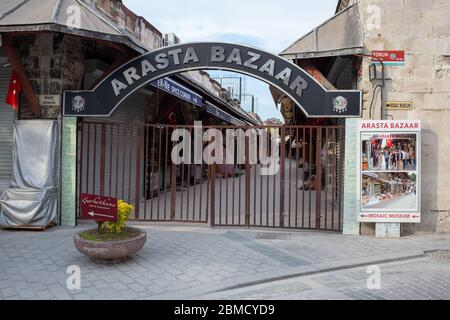 Vista chiusa del Bazaar di Arasta. Strade e piazze sono vuote a causa del nuovo tipo di coronavirus, Covid 19, focolaio nel quartiere Sultanahmet. Foto Stock