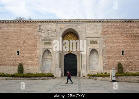 La porta d'ingresso del Palazzo Topkapi sulla Santa Sofia, che è inondato di turisti nei giorni normali. Le strade e le piazze sono vuote. Foto Stock