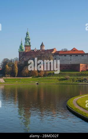 Vista del Castello di Wawel (sito patrimonio dell'umanità dell'UNESCO) e del fiume Vistola, il più lungo e grande fiume della Polonia, che scorre attraverso Cracovia. Foto Stock