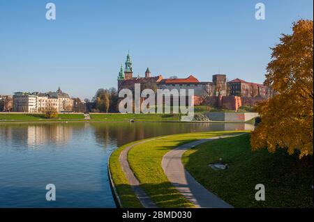 Vista del Castello di Wawel (sito patrimonio dell'umanità dell'UNESCO) e del fiume Vistola, il più lungo e grande fiume della Polonia, che scorre attraverso Cracovia. Foto Stock