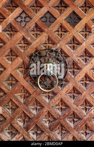Vecchia porta medievale in legno con porta in metallo a forma di testa di leone Foto Stock