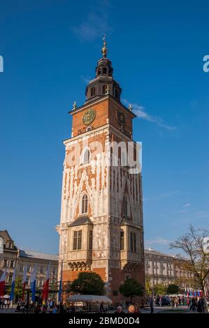 Vista della Torre del Municipio sulla piazza del mercato (Rynek Glowny) a Cracovia, Polonia. Foto Stock