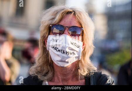 8 maggio 2020, Monaco di Baviera, Germania: Un dimostratore contro i neonazis a Monaco di Baviera Stachus ha ''nie wieder Faschismus'' (mai più al fascismo) scritto sulla sua maschera. Conosciuto anche come il Tag der Befreiung, neonazis da III. Weg, guidato dal multiattivista Roland Wuttke e condannato dal terrorista Karl Heinz Statzberger, ha approfittato del rilassamento delle misure anti-coronavirus per dimostrare a Stachus di Monaco. Poiché oggi è il 75° anniversario della resa incondizionata dei militari tedeschi nella seconda guerra mondiale, questa azione è considerata una provocazione. Credit: ZUMA Press, Inc./Alamy Live News Foto Stock