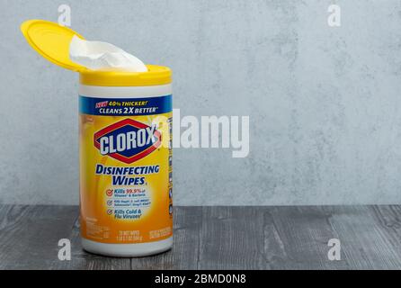 Houston, TX - 6 maggio 2020: Una chiusura di una nuova confezione isolata di salviette disinfettanti Clorox su un tavolo di legno. Foto Stock