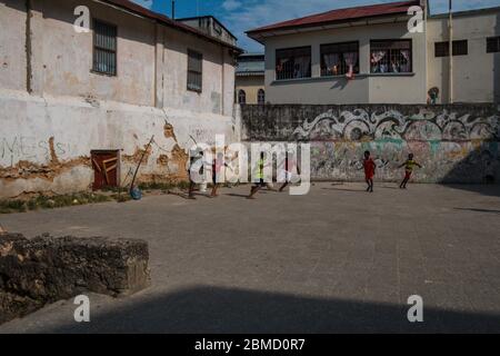 Bambini che giocano a calcio a Stone Town, Zanzibar Foto Stock