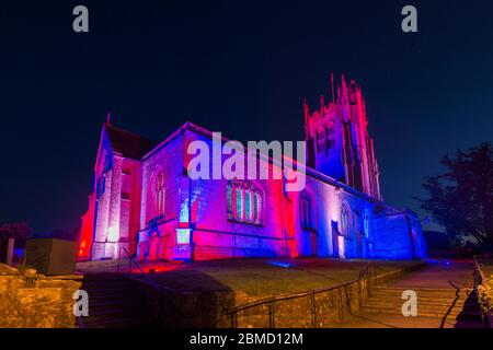 Beaminster, Dorset, Regno Unito. 8 maggio 2020. La Chiesa di Santa Maria a Beaminster a Dorset è illuminata in rosso, bianco e blu per il 75° anniversario della Giornata del Ve. Credito immagine: Graham Hunt/Alamy Live News Foto Stock