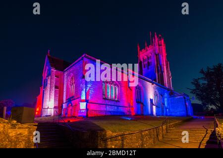 Beaminster, Dorset, Regno Unito. 8 maggio 2020. La Chiesa di Santa Maria a Beaminster a Dorset è illuminata in rosso, bianco e blu per il 75° anniversario della Giornata del Ve. Credito immagine: Graham Hunt/Alamy Live News Foto Stock