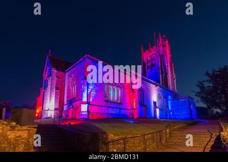 Beaminster, Dorset, Regno Unito. 8 maggio 2020. La Chiesa di Santa Maria a Beaminster a Dorset è illuminata in rosso, bianco e blu per il 75° anniversario della Giornata del Ve. Credito immagine: Graham Hunt/Alamy Live News Foto Stock