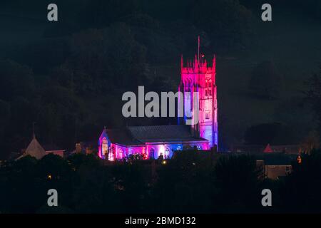 Beaminster, Dorset, Regno Unito. 8 maggio 2020. La Chiesa di Santa Maria a Beaminster a Dorset è illuminata in rosso, bianco e blu per il 75° anniversario della Giornata del Ve. Credito immagine: Graham Hunt/Alamy Live News Foto Stock