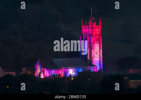 Beaminster, Dorset, Regno Unito. 8 maggio 2020. La Chiesa di Santa Maria a Beaminster a Dorset è illuminata in rosso, bianco e blu per il 75° anniversario della Giornata del Ve. Credito immagine: Graham Hunt/Alamy Live News Foto Stock