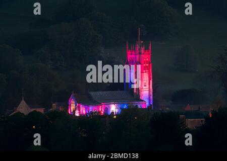 Beaminster, Dorset, Regno Unito. 8 maggio 2020. La Chiesa di Santa Maria a Beaminster a Dorset è illuminata in rosso, bianco e blu per il 75° anniversario della Giornata del Ve. Credito immagine: Graham Hunt/Alamy Live News Foto Stock