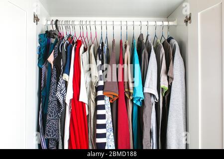 Abbigliamento da uomo e da donna su staffe in silicone nell'armadio. Le stesse spalle. Organizzazione di storage. Ordine e pulizia. Quarantena, se Foto Stock