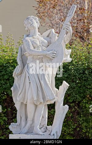 Statua in pietra nei giardini del Belvedere a Vienna, Austria Foto Stock