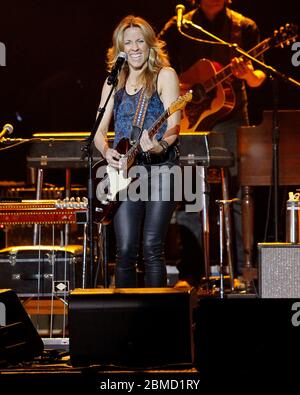 Sheryl Crow suona presso l'Hard Rock Live Arena di Hollywood, Florida. Foto Stock
