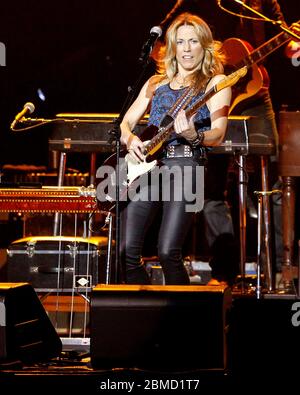 Sheryl Crow suona presso l'Hard Rock Live Arena di Hollywood, Florida. Foto Stock