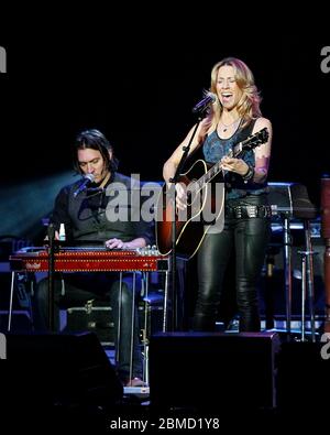 Sheryl Crow suona presso l'Hard Rock Live Arena di Hollywood, Florida. Foto Stock