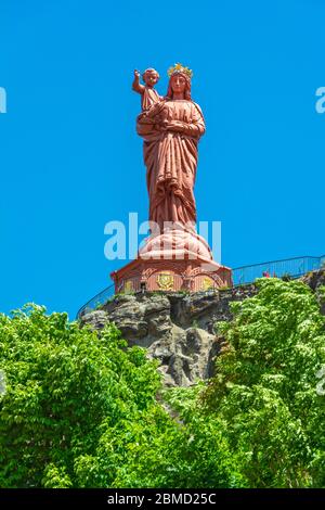 Francia, le Puy-en-Velay, statua di Notre-Dame de France, vedere la testa del visitatore in vista portale appena sotto il polso sinistro della Vergine Maria Foto Stock