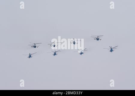 Russia, Khabarovsk - 7 maggio 2020: Prova della parata. Parata aerea militare in onore della Vittoria giorno. K-52 elicotteri volare in formazione Foto Stock