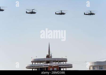 Russia, Khabarovsk - 7 maggio 2020: Prova della parata. Parata aerea militare in onore della Vittoria giorno. K-52 elicotteri volare in formazione Foto Stock