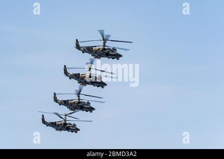 Russia, Khabarovsk - 7 maggio 2020: Prova della parata. Parata aerea militare in onore della Vittoria giorno. K-52 elicotteri volare in formazione Foto Stock