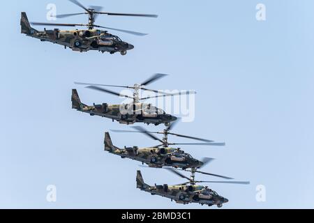 Russia, Khabarovsk - 7 maggio 2020: Prova della parata. Parata aerea militare in onore della Vittoria giorno. K-52 elicotteri volare in formazione Foto Stock