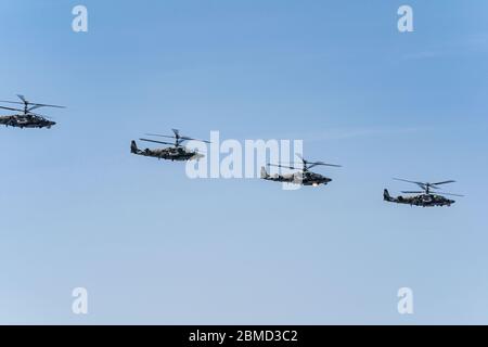 Russia, Khabarovsk - 7 maggio 2020: Prova della parata. Parata aerea militare in onore della Vittoria giorno. K-52 elicotteri volare in formazione Foto Stock