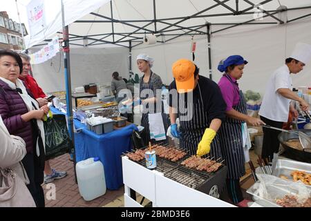 Amthai Fete trasformò l'antico mercato di Kingston in un villaggio tailandese con una varietà di prodotti thailandesi come il cibo e la danza tradizionale thailandese. L'Ambasciatore tailandese e Direttore del Turismo della Thailandia hanno partecipato così il sindaco di Kingston e hanno goduto un pasto con gli organizzatori dopo aver incontrato e salutato tutti i titolari di bancarelle e gli artisti dell'evento . L'evento ha combinato cibo tailandese, birra, massaggi e danze thailandesi e si è svolto il 13 e 14 maggio 2013. Foto Stock