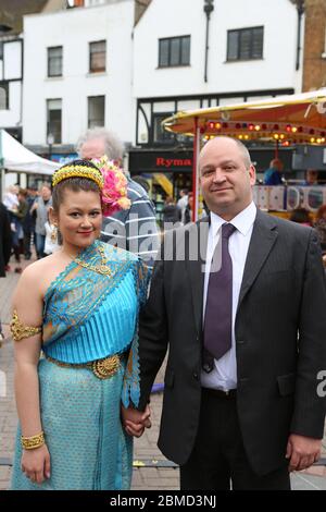 Amthai Fete trasformò l'antico mercato di Kingston in un villaggio tailandese con una varietà di prodotti thailandesi come il cibo e la danza tradizionale thailandese. L'Ambasciatore tailandese e Direttore del Turismo della Thailandia hanno partecipato così il sindaco di Kingston e hanno goduto un pasto con gli organizzatori dopo aver incontrato e salutato tutti i titolari di bancarelle e gli artisti dell'evento . L'evento ha combinato cibo tailandese, birra, massaggi e danze thailandesi e si è svolto il 13 e 14 maggio 2013. Foto Stock