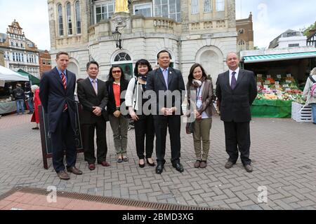 Amthai Fete trasformò l'antico mercato di Kingston in un villaggio tailandese con una varietà di prodotti thailandesi come il cibo e la danza tradizionale thailandese. L'Ambasciatore tailandese e Direttore del Turismo della Thailandia hanno partecipato così il sindaco di Kingston e hanno goduto un pasto con gli organizzatori dopo aver incontrato e salutato tutti i titolari di bancarelle e gli artisti dell'evento . L'evento ha combinato cibo tailandese, birra, massaggi e danze thailandesi e si è svolto il 13 e 14 maggio 2013. Foto Stock