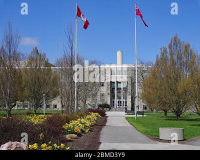 HAMILTON, CANADA - MAGGIO 2019: Il campus della McMaster University, con il percorso che conduce alla principale scienza edificio. Foto Stock