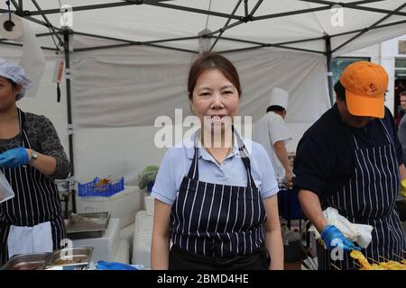 Amthai Fete trasformò l'antico mercato di Kingston in un villaggio tailandese con una varietà di prodotti thailandesi come il cibo e la danza tradizionale thailandese. L'Ambasciatore tailandese e Direttore del Turismo della Thailandia hanno partecipato così il sindaco di Kingston e hanno goduto un pasto con gli organizzatori dopo aver incontrato e salutato tutti i titolari di bancarelle e gli artisti dell'evento . L'evento ha combinato cibo tailandese, birra, massaggi e danze thailandesi e si è svolto il 13 e 14 maggio 2013. Foto Stock