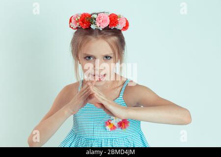 Cute capretto, boxe ragazza isolato su sfondo bianco verde chiaro. Espressione facciale negativa, emozione umana Foto Stock