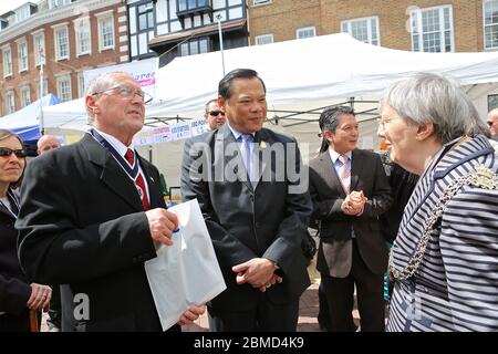 Amthai Fete trasformò l'antico mercato di Kingston in un villaggio tailandese con una varietà di prodotti thailandesi come il cibo e la danza tradizionale thailandese. L'Ambasciatore tailandese e Direttore del Turismo della Thailandia hanno partecipato così il sindaco di Kingston e hanno goduto un pasto con gli organizzatori dopo aver incontrato e salutato tutti i titolari di bancarelle e gli artisti dell'evento . L'evento ha combinato cibo tailandese, birra, massaggi e danze thailandesi e si è svolto il 13 e 14 maggio 2013. Foto Stock