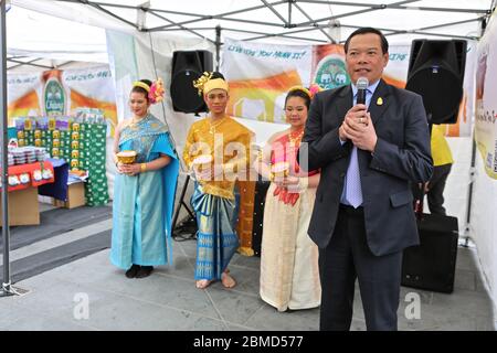 Amthai Fete trasformò l'antico mercato di Kingston in un villaggio tailandese con una varietà di prodotti thailandesi come il cibo e la danza tradizionale thailandese. L'Ambasciatore tailandese e Direttore del Turismo della Thailandia hanno partecipato così il sindaco di Kingston e hanno goduto un pasto con gli organizzatori dopo aver incontrato e salutato tutti i titolari di bancarelle e gli artisti dell'evento . L'evento ha combinato cibo tailandese, birra, massaggi e danze thailandesi e si è svolto il 13 e 14 maggio 2013. Foto Stock