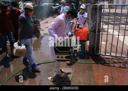 Dhaka, Bangladesh. 8 maggio 2020. Le moschee sono state annunciate aperte di nuovo dopo quasi un mese per le preghiere in Bangladesh. I volontari sono stati visti spruzzare disinfettanti alla gente prima di entrare nella moschea per la preghiera. (Foto di M. Rakibul Hasan/Pacific Press) Credit: Pacific Press Agency/Alamy Live News Foto Stock