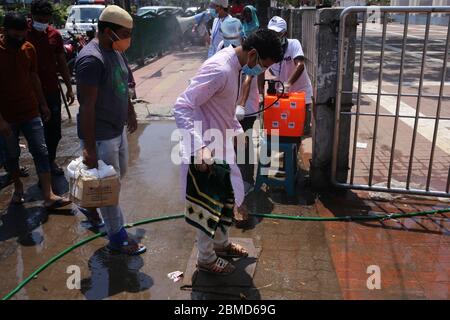 Dhaka, Bangladesh. 8 maggio 2020. Le moschee sono state annunciate aperte di nuovo dopo quasi un mese per le preghiere in Bangladesh. I volontari sono stati visti spruzzare disinfettanti alla gente prima di entrare nella moschea per la preghiera. (Foto di M. Rakibul Hasan/Pacific Press) Credit: Pacific Press Agency/Alamy Live News Foto Stock