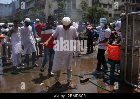 Dhaka, Bangladesh. 8 maggio 2020. Le moschee sono state annunciate aperte di nuovo dopo quasi un mese per le preghiere in Bangladesh. I volontari sono stati visti spruzzare disinfettanti alla gente prima di entrare nella moschea per la preghiera. (Foto di M. Rakibul Hasan/Pacific Press) Credit: Pacific Press Agency/Alamy Live News Foto Stock