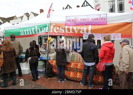 Amthai Fete trasformò l'antico mercato di Kingston in un villaggio tailandese con una varietà di prodotti thailandesi come il cibo e la danza tradizionale thailandese. L'Ambasciatore tailandese e Direttore del Turismo della Thailandia hanno partecipato così il sindaco di Kingston e hanno goduto un pasto con gli organizzatori dopo aver incontrato e salutato tutti i titolari di bancarelle e gli artisti dell'evento . L'evento ha combinato cibo tailandese, birra, massaggi e danze thailandesi e si è svolto il 13 e 14 maggio 2013. Foto Stock