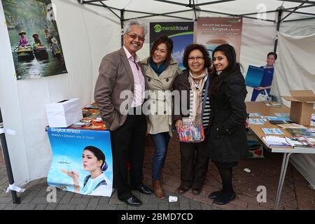 Amthai Fete trasformò l'antico mercato di Kingston in un villaggio tailandese con una varietà di prodotti thailandesi come il cibo e la danza tradizionale thailandese. L'Ambasciatore tailandese e Direttore del Turismo della Thailandia hanno partecipato così il sindaco di Kingston e hanno goduto un pasto con gli organizzatori dopo aver incontrato e salutato tutti i titolari di bancarelle e gli artisti dell'evento . L'evento ha combinato cibo tailandese, birra, massaggi e danze thailandesi e si è svolto il 13 e 14 maggio 2013. Foto Stock