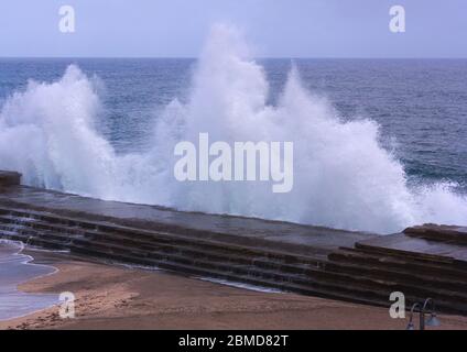 Immagine dell'onda gigante che si crea collisioni sulla costa delle spiagge di Bajamar sull'isola di Tenerife, Spagna Foto Stock