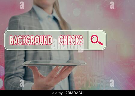 Scrittura concettuale a mano che mostra i controlli sullo sfondo. Concetto che significa cercare di compilare i casellari giudiziari per l'organizzazione Foto Stock